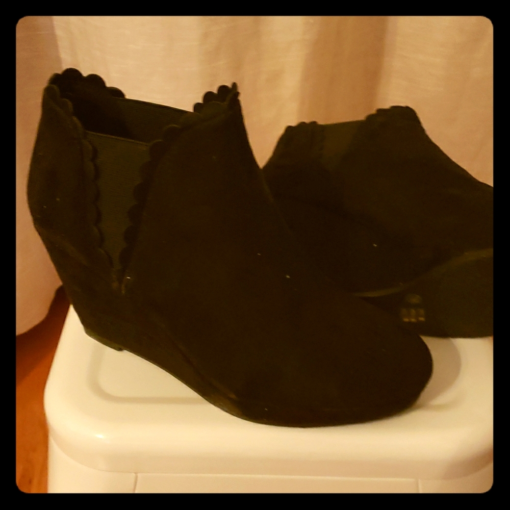 Scallop wedge bootie